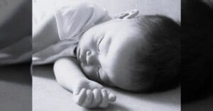 Jeune enfant endormi