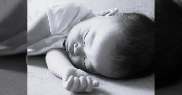 Jeune enfant endormi