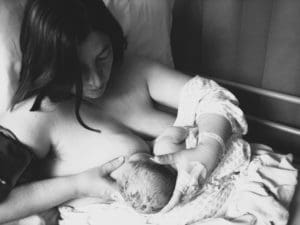 Première mise au sein d'un nouveau-né